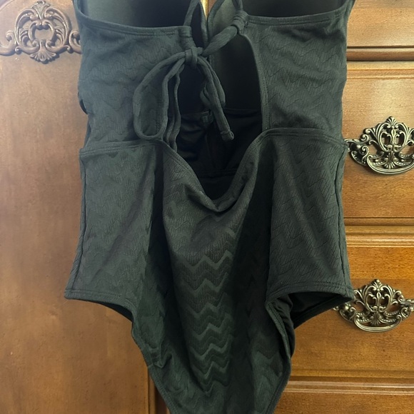 Elegant Black Dress - Picture 4 of 8